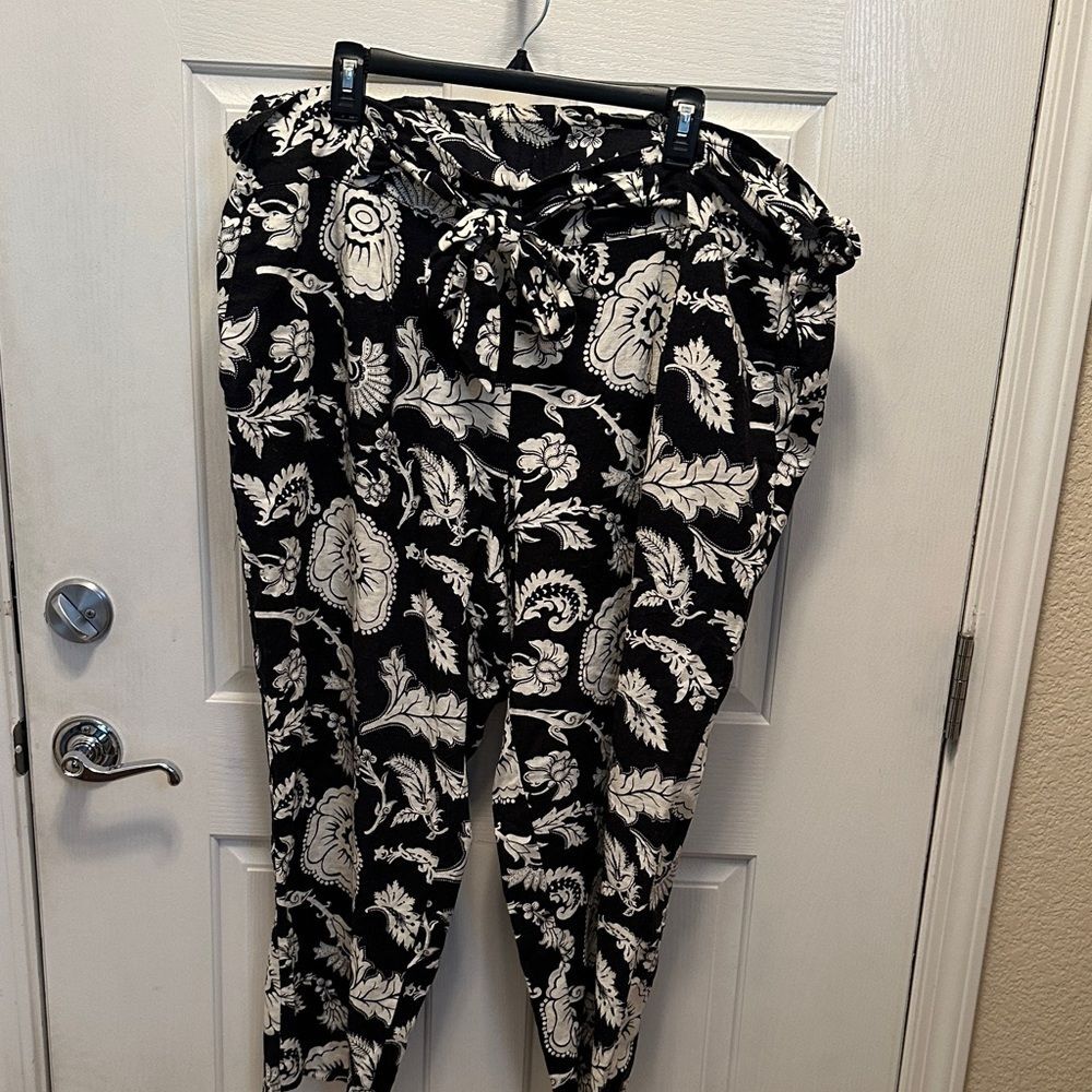 Calligraphie Linen Blend Black and White Women's Cropped Pants Size 2X